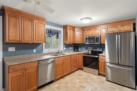 Well-equipped kitchen to whip up dinner in
