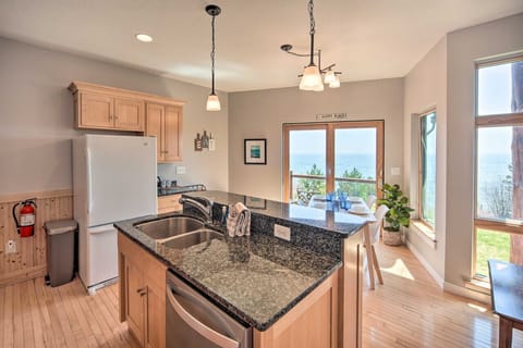 Kitchen | Trash Bags & Paper Towels Provided