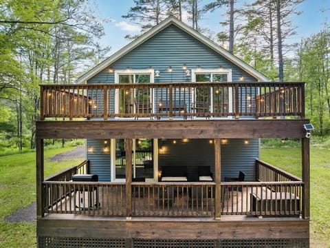 Double deck with outdoor seating upstairs and downstairs. BBQ and lighting. 
