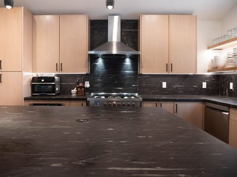 Spacious Kitchen Counters