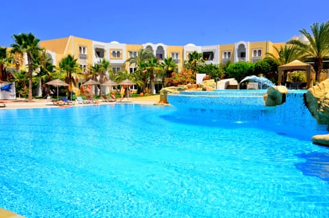 Indoor pool, 2 outdoor pools
