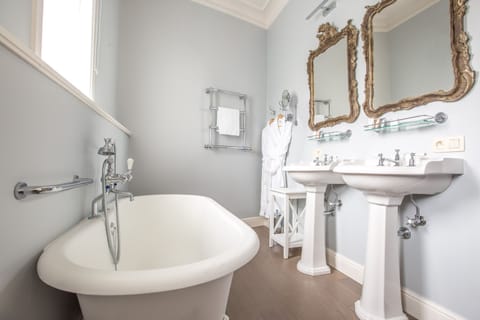 Premium Luxe Suite | Bathroom | Free toiletries, hair dryer, bathrobes, towels