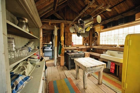 Kitchen/meal prep area