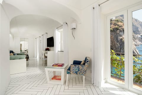 Signature Suite | 1 bedroom, minibar, in-room safe, iron/ironing board