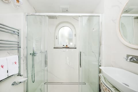 Superior Double Room, Garden View | Bathroom | Free toiletries, hair dryer, slippers, bidet