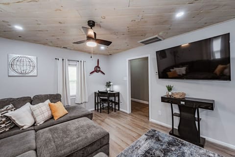 Sink into plush seating and kick those feet up while catching your favorite shows on the flat-screen TV, or stay productive at the bright, well-lit workspace with a ceiling fan keeping you cool.