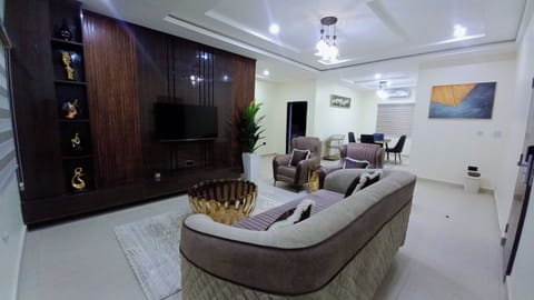 Executive Suite | Living area | 32-inch Smart TV with cable channels