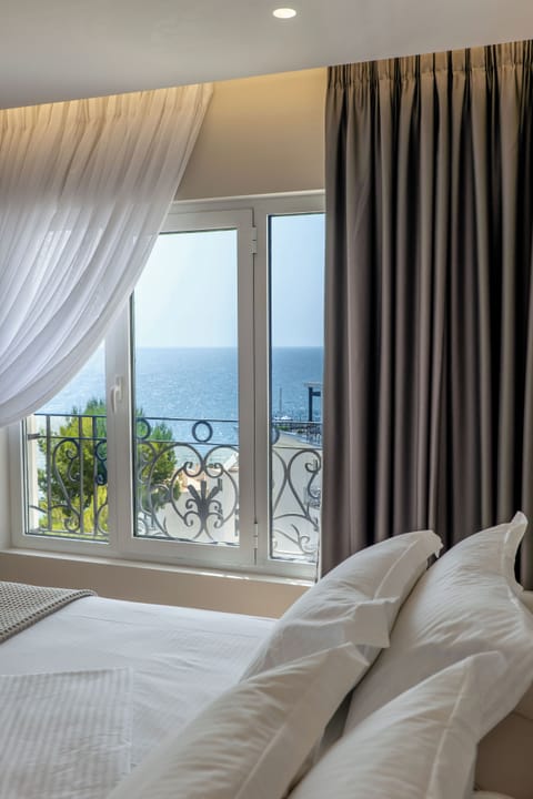 Deluxe Quadruple Room, Sea View | Soundproofing, free WiFi, bed sheets