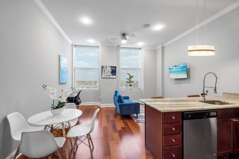 Spacious 1-bedroom Northern Liberties apartment with open living area, full kitchen, modern bathroom, and floor-to-ceiling windows throughout.