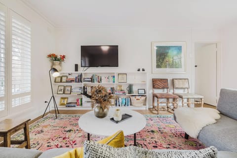 Light and bright open plan lounge, living& dining area - a bookworm's delight