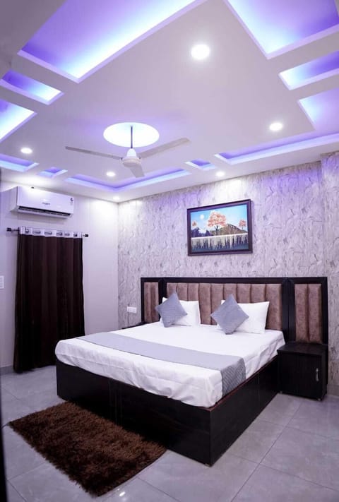 Deluxe Room | 1 bedroom, in-room safe, desk, laptop workspace