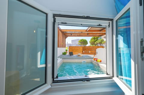 Deluxe Suite, Hot Tub, Courtyard View | View from room