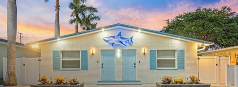 Cocoa Beach retreat—5-minute stroll to surf, fast Wi-Fi, and family-friendly perks.