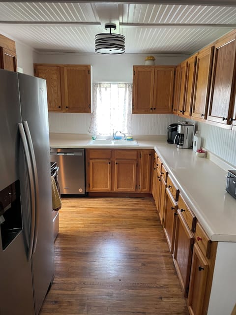 Full kitchen: Dishwasher, oven, microwave, full fridge/freezer, coffee/ teas