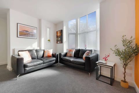 An open-plan living room, dining area and kitchen benefit from a SMART TV with Netflix, a 6-seater dining table and a comfortable sofa to sit down and relax. 