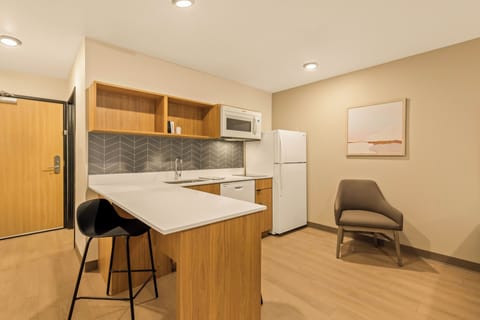 Studio Suite, 2 Queen Beds | Private kitchen