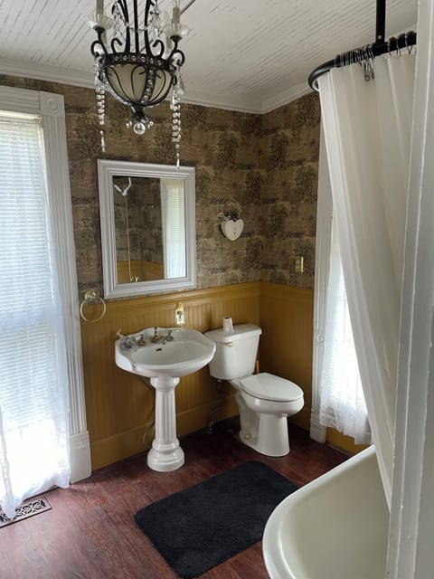Classic Suite, 1 King Bed, Garden View | Bathroom