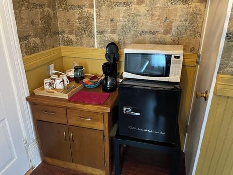 Classic Suite, 1 King Bed, Garden View | Private kitchen