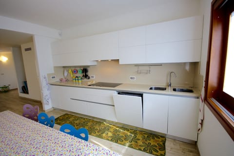 House | Private kitchenette | Highchair, cookware/dishes/utensils