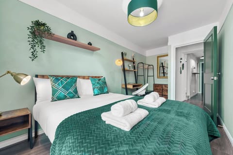 Double bedroom with office space (1)