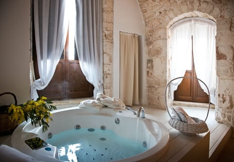 Jetted tub