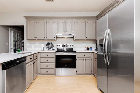 Fully equipped Kitchen & Dining space. (seats 6)