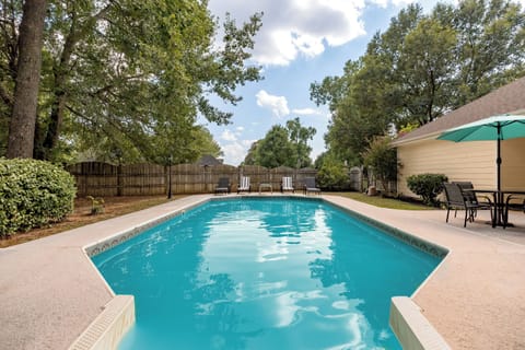 Outdoor Patio/Pool Area w/Dining, Games, & Seating