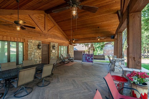 Lodge style home w/ nearby boatslip