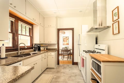 The Main Cottage kitchen 