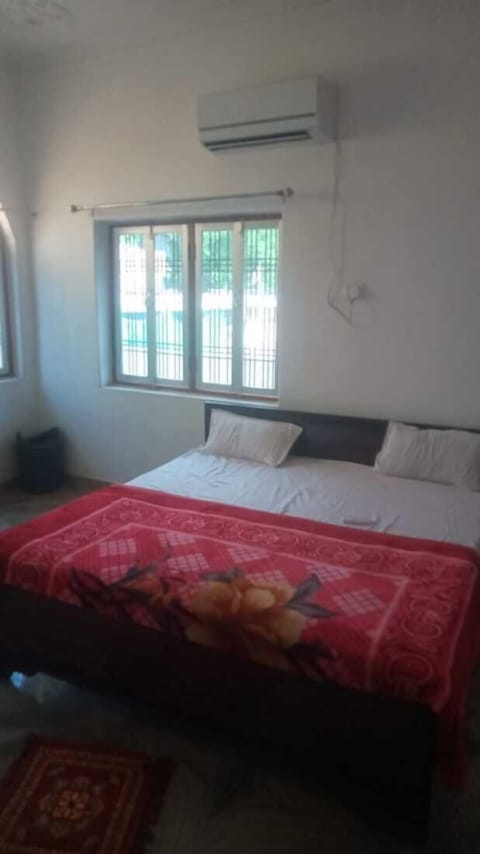 Deluxe Room | 1 bedroom, in-room safe, desk, laptop workspace