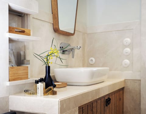 Deluxe Double Room, City View | Bathroom | Hair dryer, bathrobes, slippers, towels