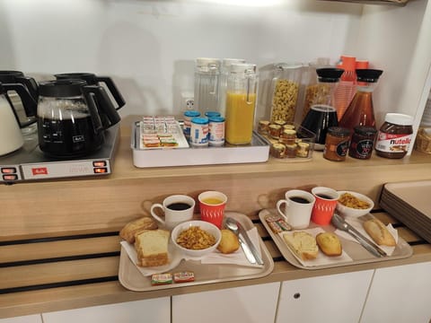 Daily cooked-to-order breakfast (EUR 5.25 per person)