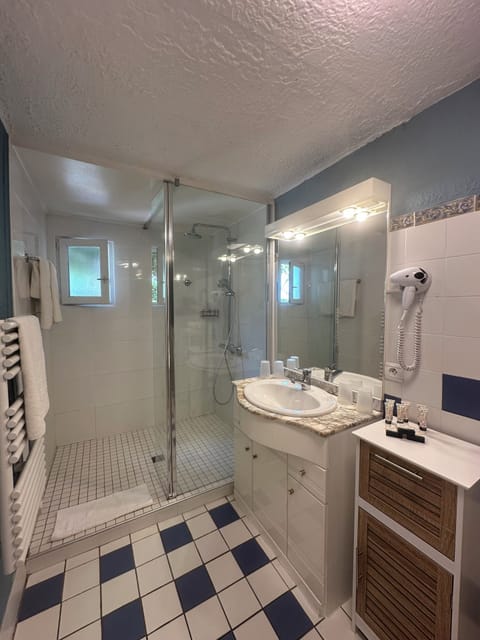 Suite, 2 Bedrooms, Connecting Rooms (Cottage) | Bathroom | Shower, free toiletries, hair dryer, towels