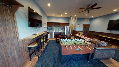 Indoors, Screen, Furniture, Living Room, TV