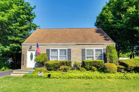 Yonkers Vacation Rental | 1BR | 1BA | 700 Sq Ft | Stairs Required to Enter