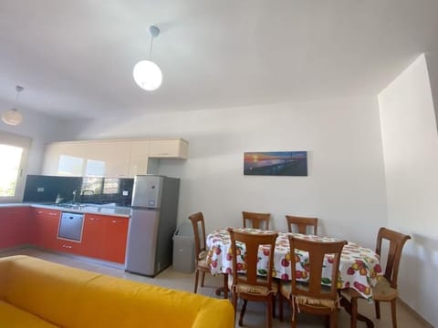 Full-size fridge, microwave, oven, stovetop