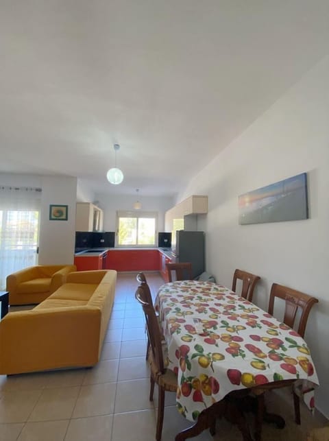 Full-size fridge, microwave, oven, stovetop