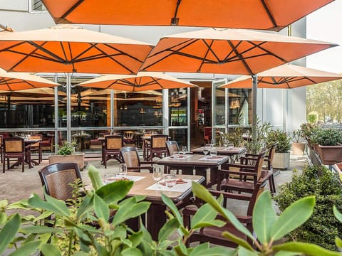 Lunch and dinner served, French cuisine