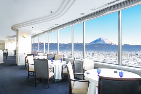 2 restaurants; lunch and dinner served