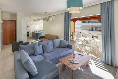 Family Apartment, 2 Bedrooms, City View | Living area