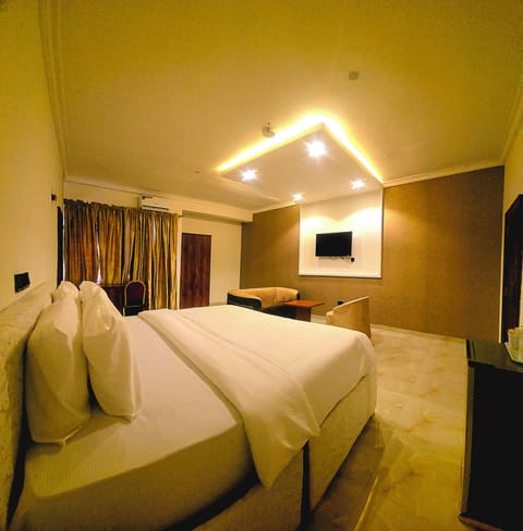 Executive Double Room, 1 Bedroom | Laptop workspace, soundproofing, free WiFi, bed sheets