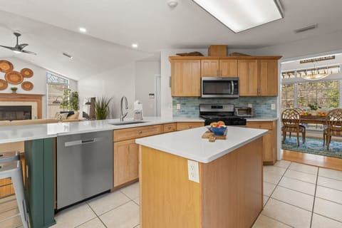 Gas stove, large counter with seating