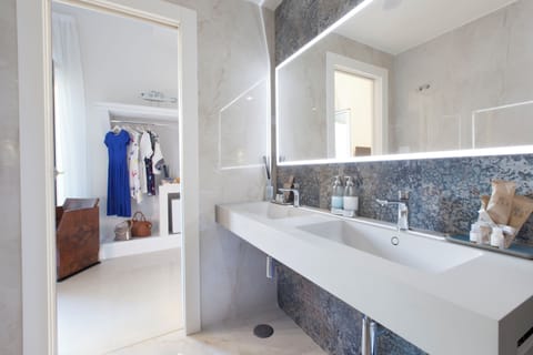 Comfort Quadruple Room | Bathroom | Free toiletries, hair dryer, bathrobes, slippers