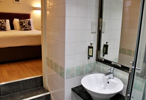Small Double Room | Hypo-allergenic bedding, desk, iron/ironing board, free WiFi