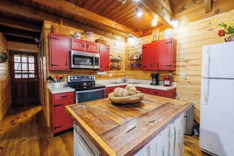 A well-stocked kitchen ready for mountain mornings, hearty breakfasts, and simple, delicious meals.