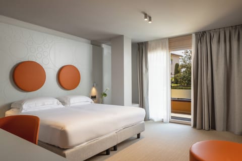 Junior Double or Twin Room, 1 Bedroom, Balcony, Annex Building | Minibar, in-room safe, desk, bed sheets