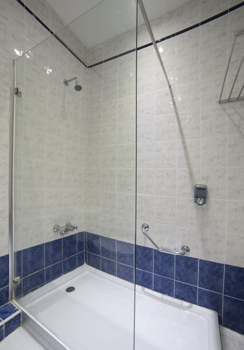 Premium bedding, desk, iron/ironing board, free cribs/infant beds