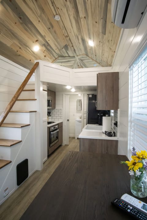 Deluxe Cabin | Premium bedding, pillowtop beds, free cribs/infant beds, free WiFi