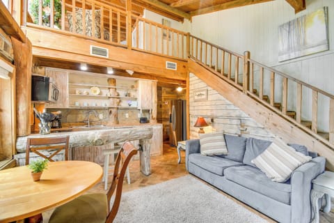Fairhope Vacation Rental | 1BR | 2BA | 1 Small Step Required | 1,000 Sq Ft