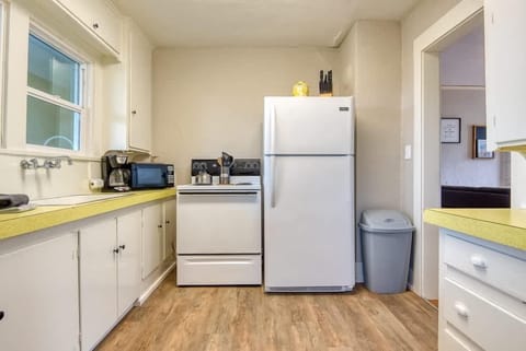 #StayinMyDistrict Historical Heritage House Apartments in Coos Bay! Entrance to Apartment. #BookDirect #HeritageHouseCoosBay #StayinMyDistrict